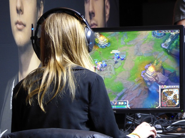 Spieler zockt Computerspiel