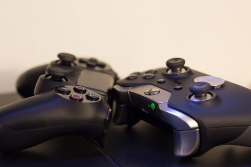 Playstation und Xbox Controller