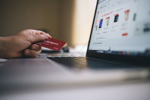 Im Internet Geld ausgeben - wie werden Spiele-Webseiten und Käufe sicher? 2 Kreditkarte zum Bezahlen im Online-Shop