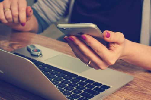 Woman hält ein silbernes iPhone 6
